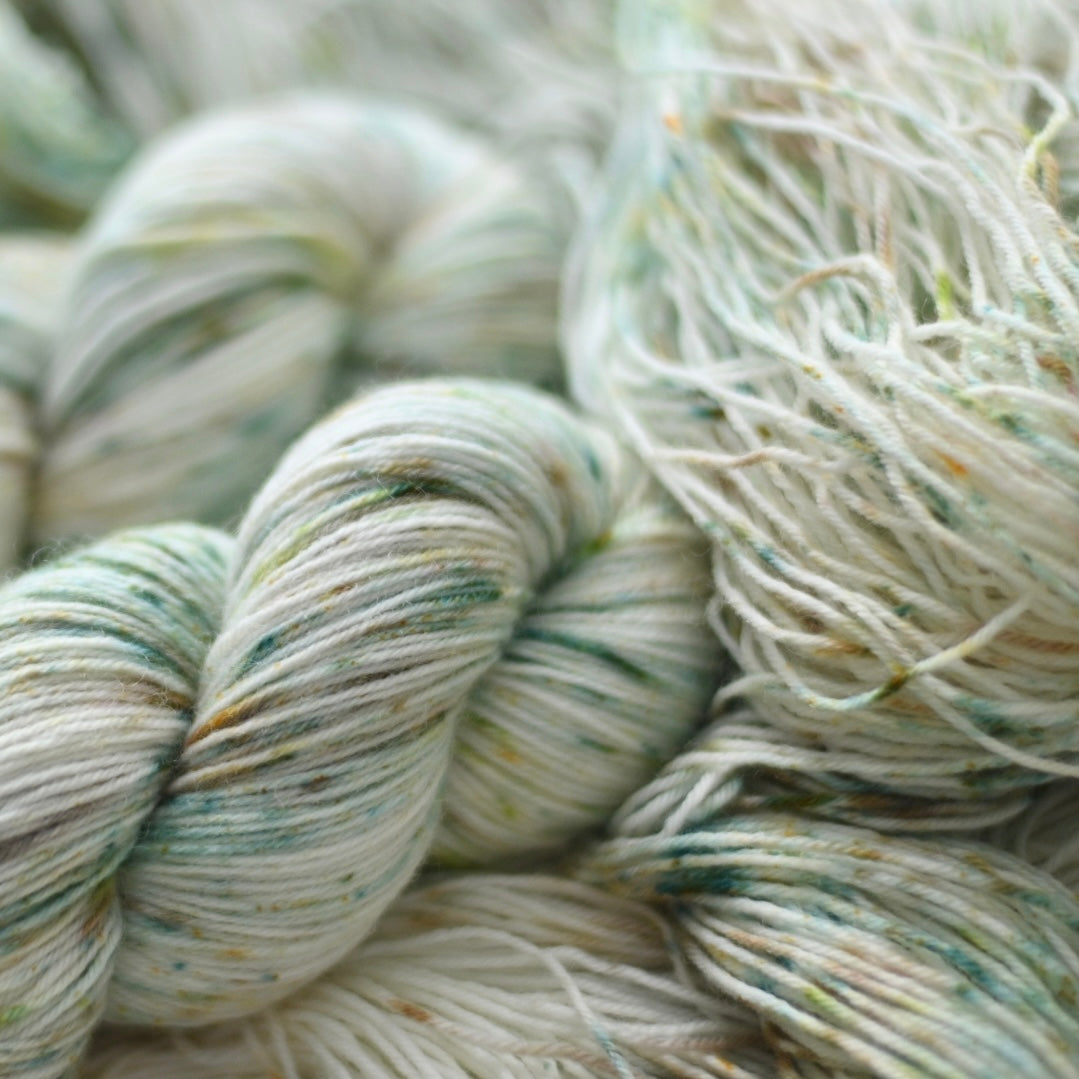 【雪染め】手染め糸 No.327 ソックヤーン「Paavalin laulu」