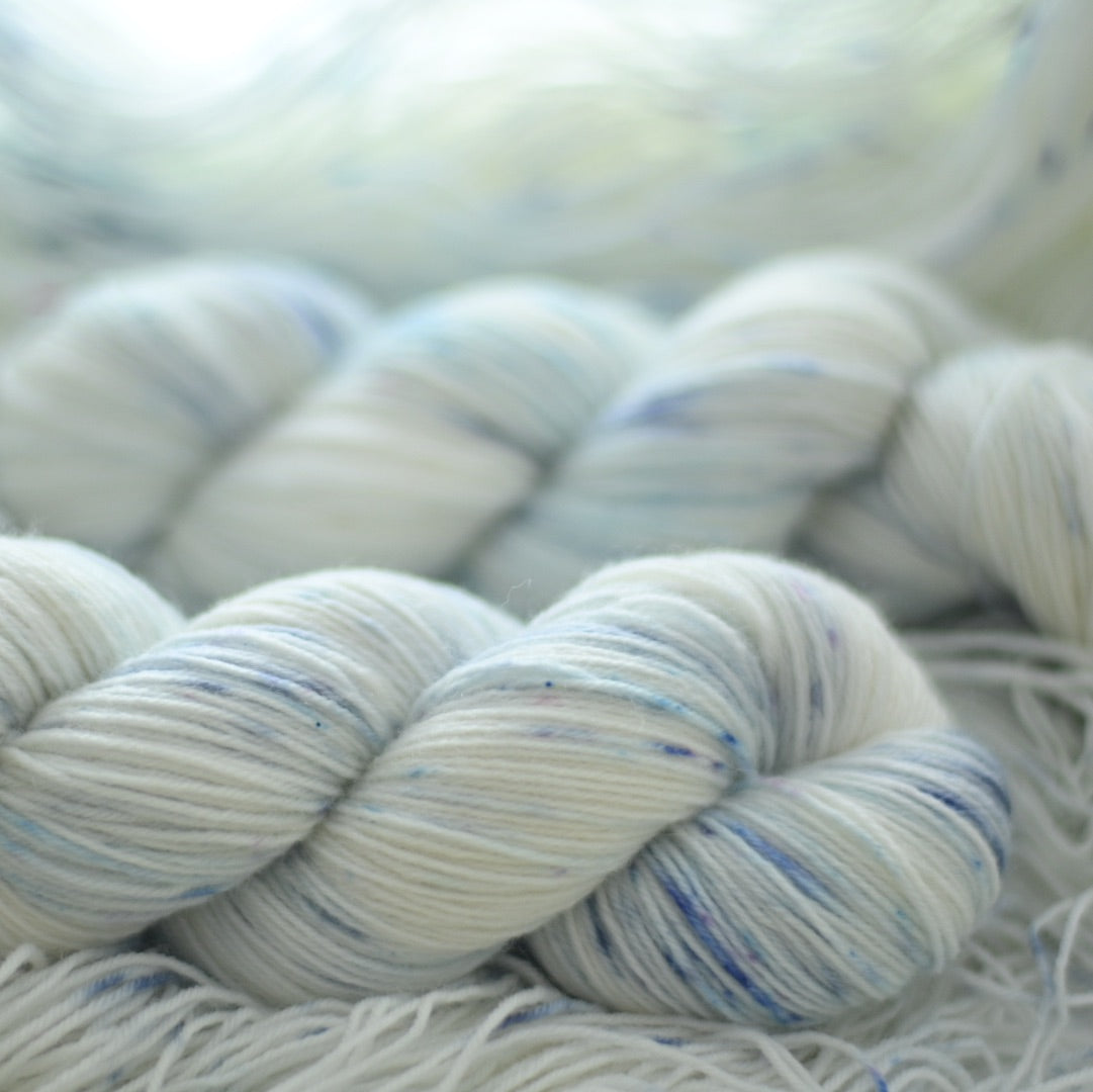 【雪染め】手染め糸 No.328 ソックヤーン「Airs for the Winter: Persian Iris」