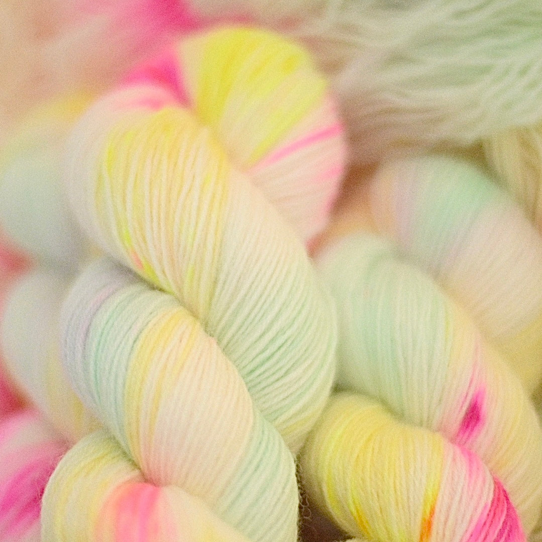 手染め糸 No.337 ソックヤーン「Rose,Meer und Sonne」