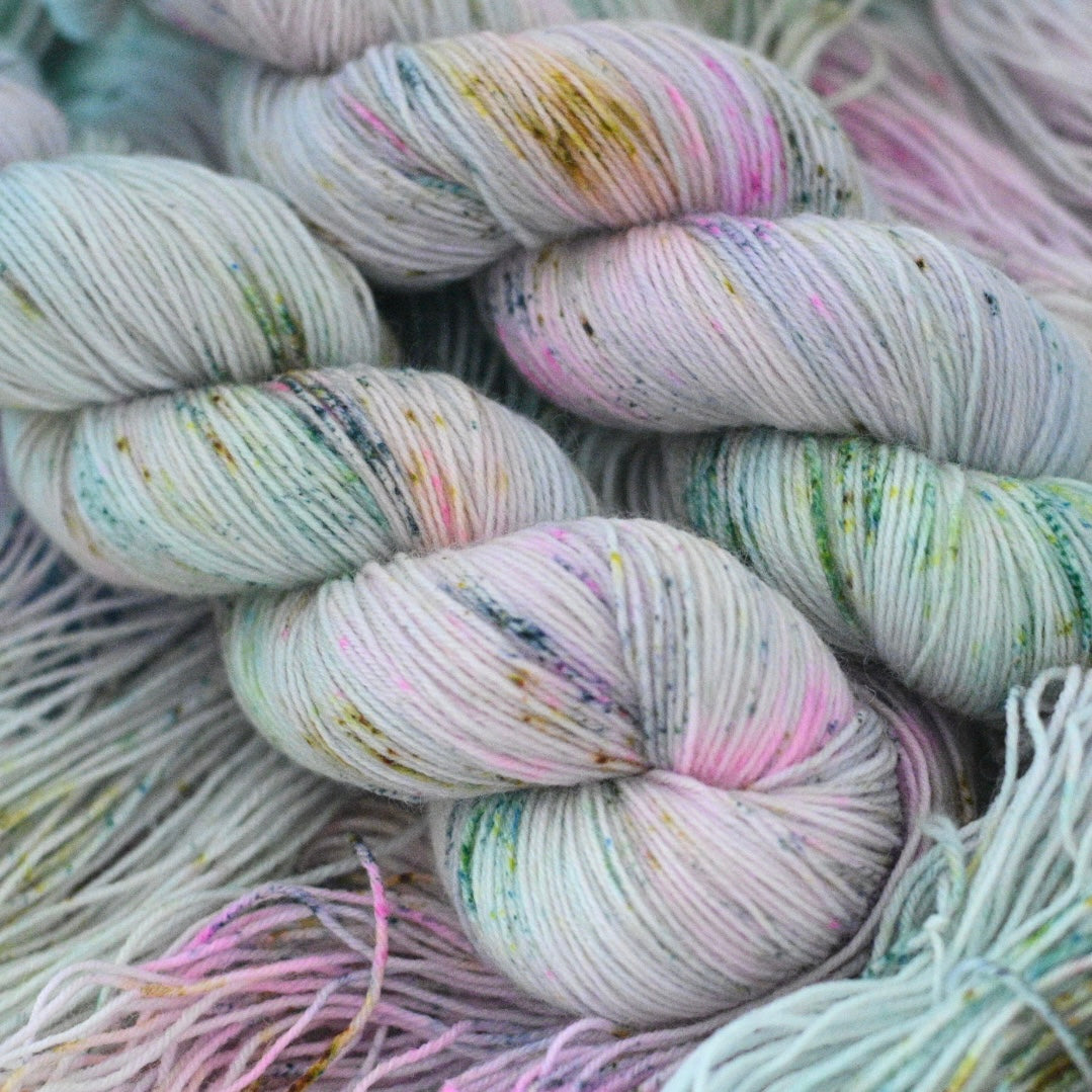 手染め糸 No.379 ソックヤーン 「Med en vandlilje」