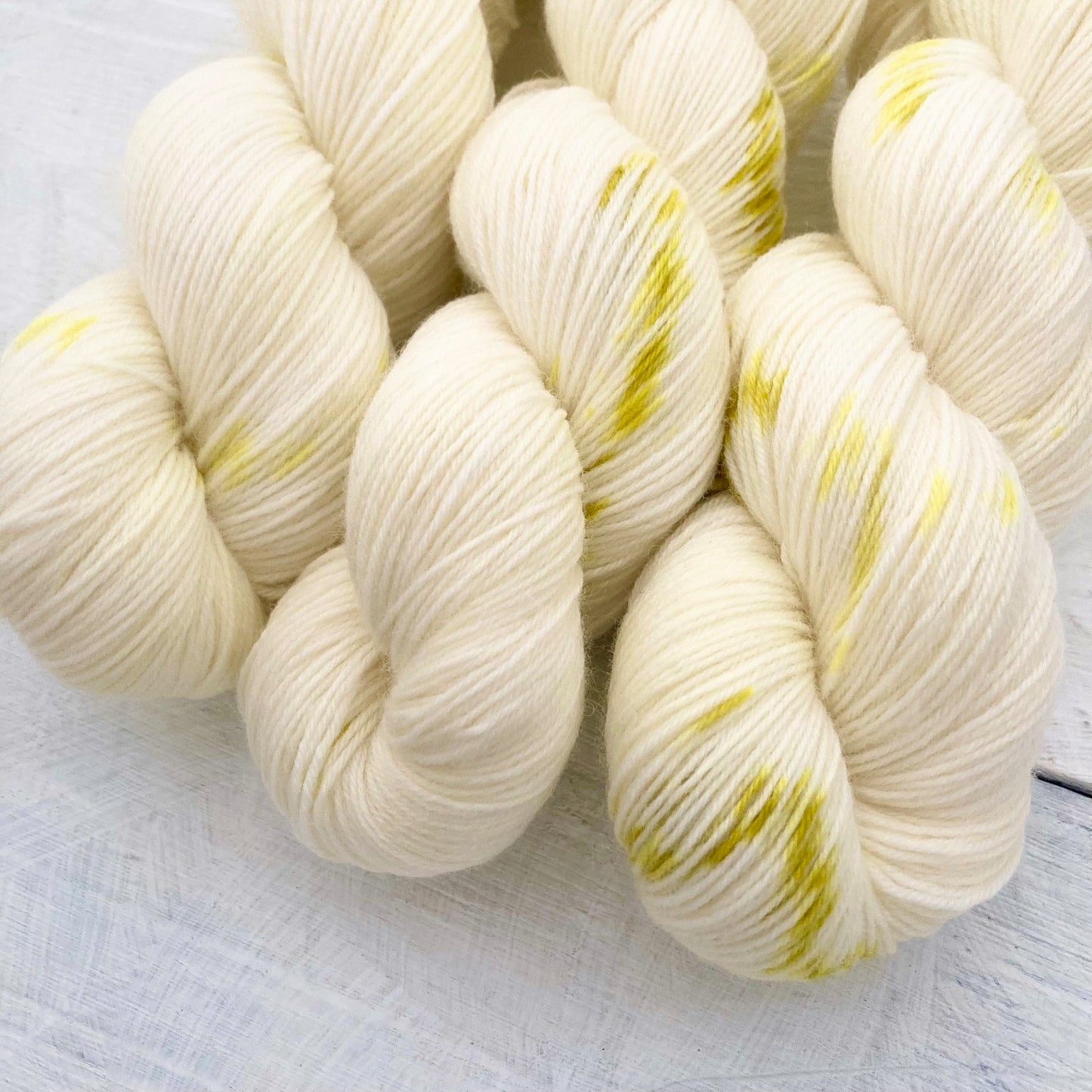 手染め糸 No.215 ソックヤーン「Weißer Jasmin」