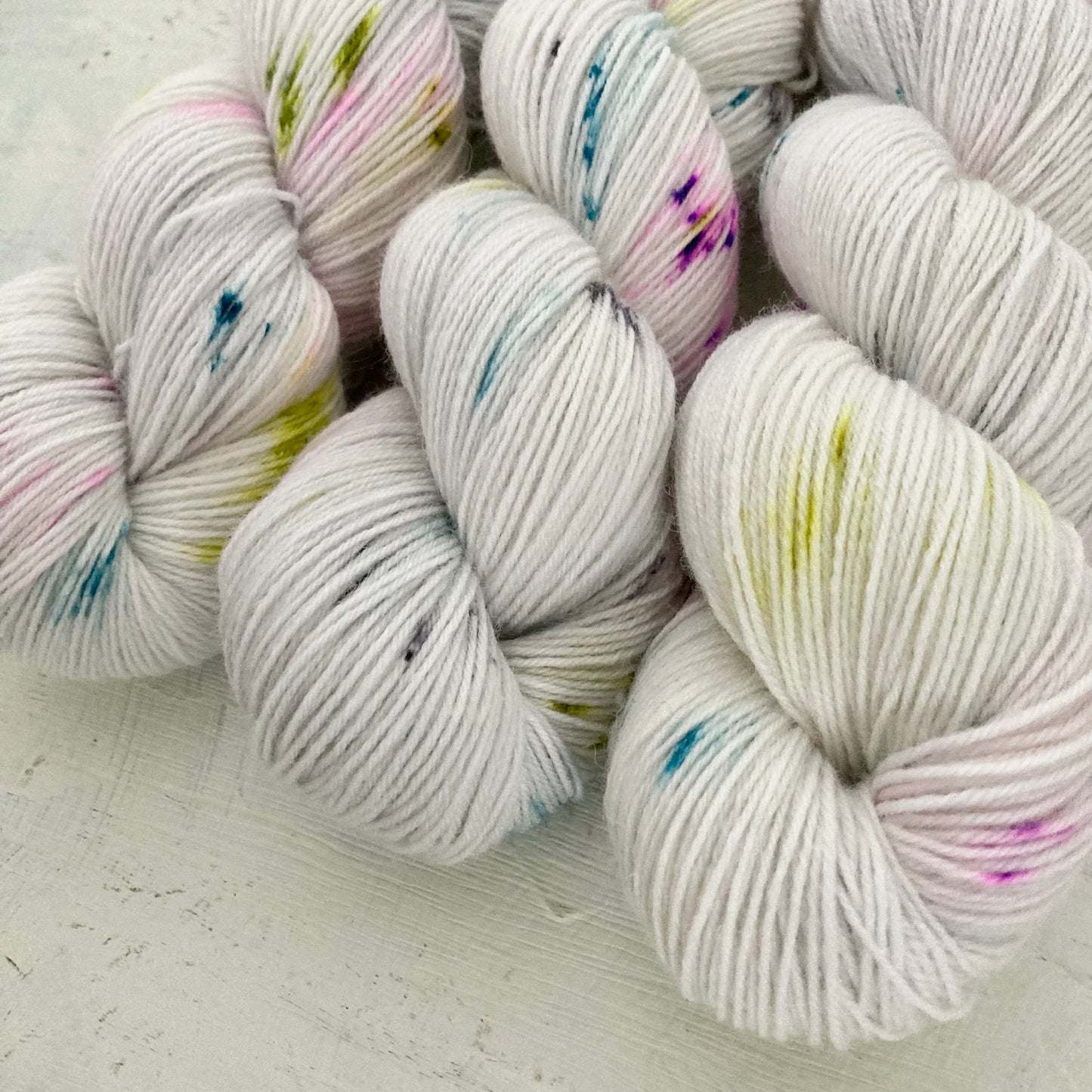 Hand-dyed yarn No.82 sock yarn "Serenade of the Doll"