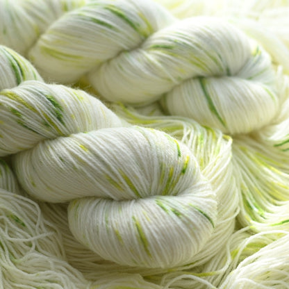 【雪染め】手染め糸 No.330 ソックヤーン「Airs for the Winter: Snow Drop」