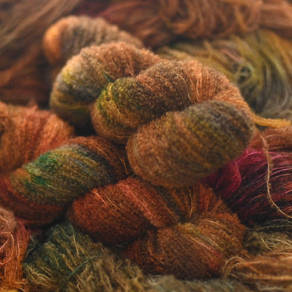 手染め糸 No.439 メリノブークレ「Medvetánc」