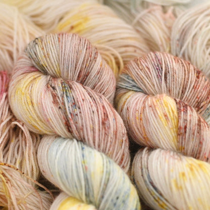 手染め糸 No.443  ソックヤーン「Lenzknospen 」