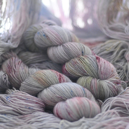 手染め糸 No.455 ソックヤーン「Ici-bas tous les lilas meurent」