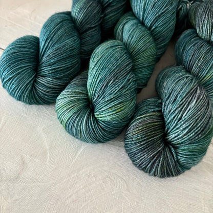 手染め糸 No.430 メリノシルク 「The Land of the Mountain and the Flood 」