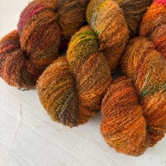 手染め糸 No.439 メリノブークレ「Medvetánc」