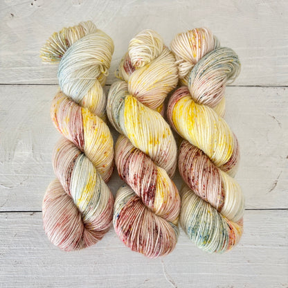 手染め糸 No.443  ソックヤーン「Lenzknospen 」