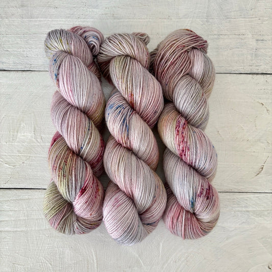 手染め糸 No.455 ソックヤーン「Ici-bas tous les lilas meurent」