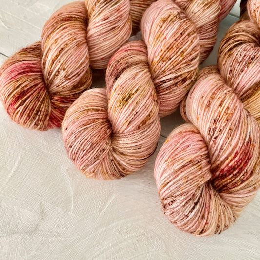 手染め糸 No.329 ソックヤーン「Nuper rosarum flores」