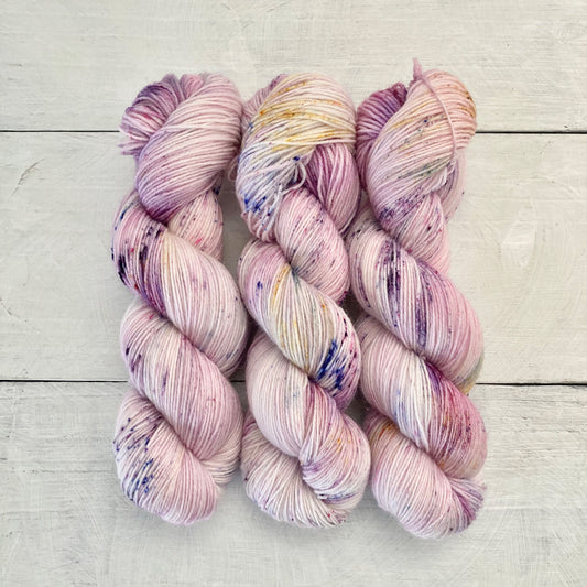 Hand-dyed yarn No.231 sock yarn "Le temps des lilas"