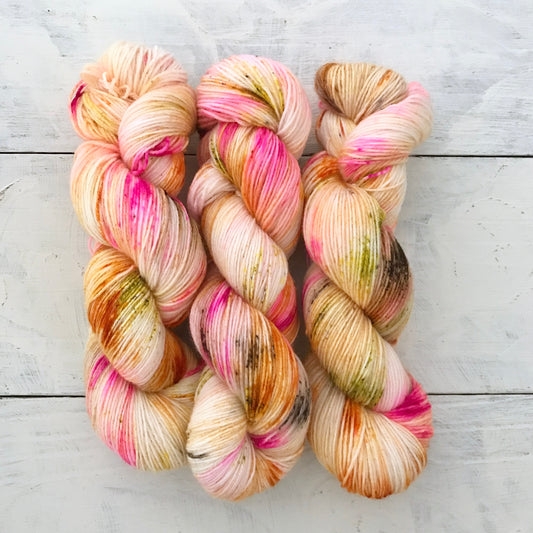 Hand-dyed yarn No.90 sock yarn "Coppelia"
