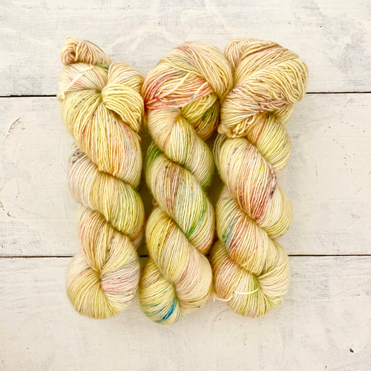 Hand-dyed yarn No.64 100% Merino 1-ply ``Freias Äpfel''