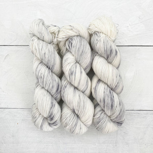 [Snow dyeing] Hand dyed thread No.214 sock yarn "Chasse-neige"