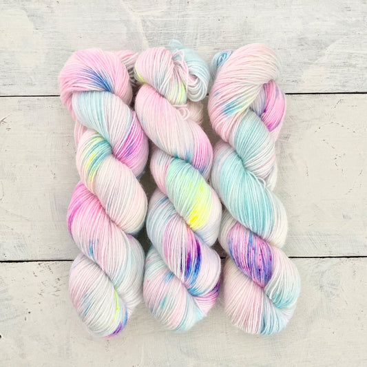 Hand-dyed yarn No.186 sock yarn "Chi il bel sogno di Doretta"