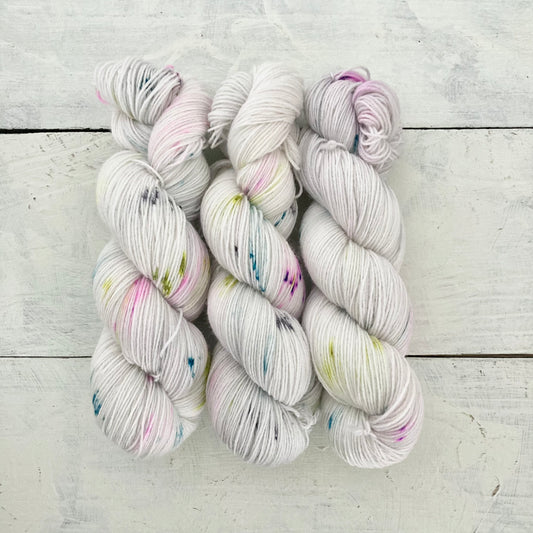 Hand-dyed yarn No.82 sock yarn "Serenade of the Doll"